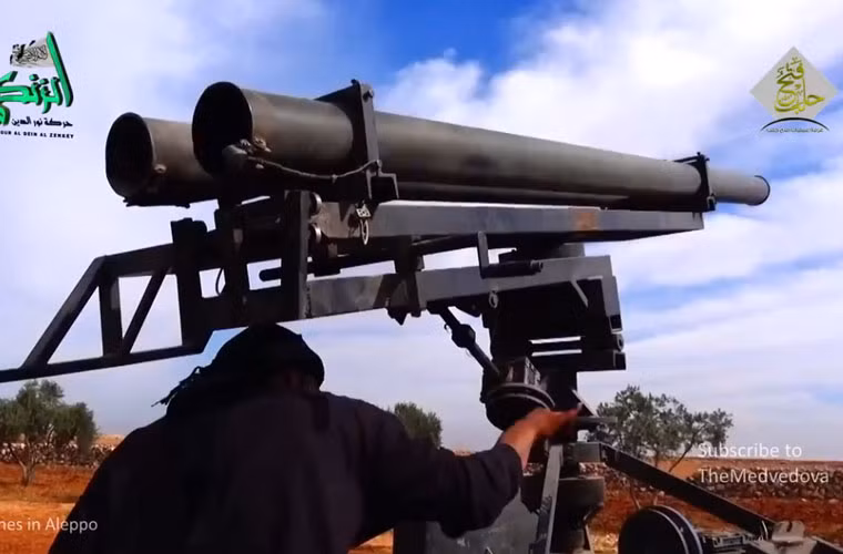 Các ống phóng của bệ pháo phản lực Grad được tháo ra đặt lên giá phóng tự chế gọn nhẹ phù hợp hơn với chiến thuật du kích của quân nổi dậy Syria.