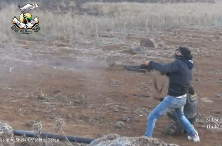 Một tay súng đang nã súng máy vào vị trí quân đội Syria…