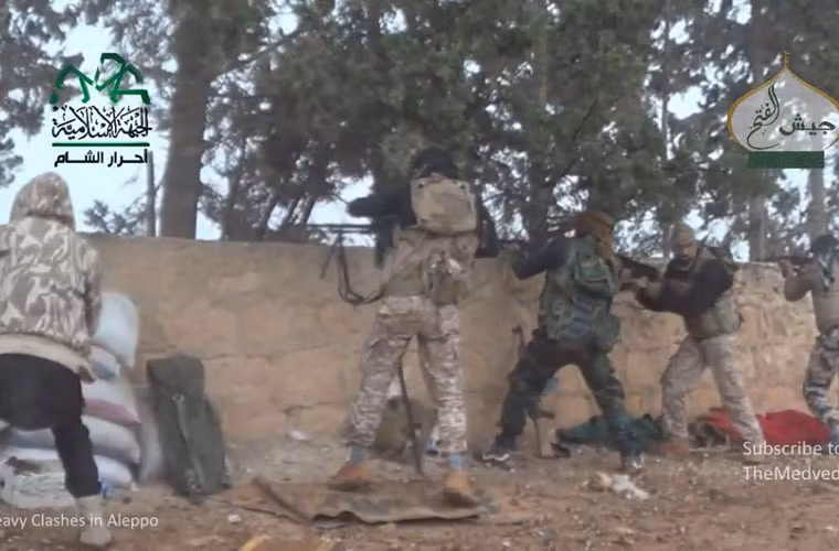 Các tay súng quân nổi dậy Syria đang nã đạn chống trả cuộc tấn công của Quân đội Syria.