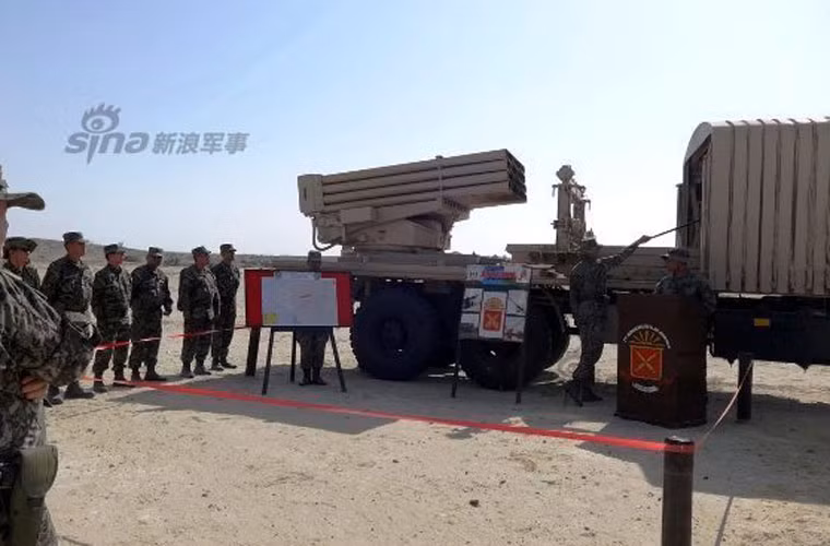 Bộ Quốc phòng Peru đã ký hợp đồng trị giá 39 triệu USD mua 40 hệ thống pháo phản lực Type 90B do Trung Quốc sản xuất vào hồi năm 2013. Số pháo này được dùng để thay thế các tổ hợp pháo Grad do Liên Xô sản xuất.