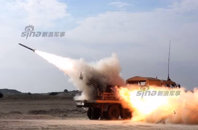 Khoảnh khắc đạn rocket 122mm rời bệ phóng pháo phản lực Type 90B.