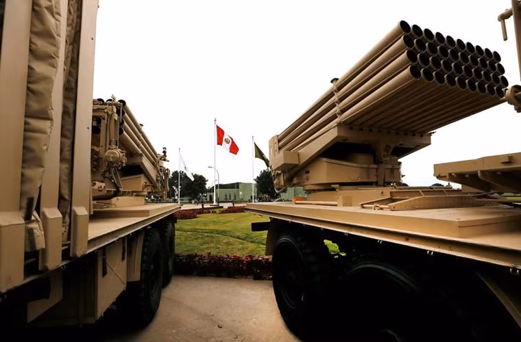 Pháo phản lực phóng loạt Type 90B trang bị đạn rocket có cánh ổn định cỡ 122mm sử dụng động cơ đẩy nhiên liệu rắn hỗn hợp, tầm bắn 20-40km tùy kiểu đạn. Bệ phóng lắp ở đuôi xe với 40 nòng cỡ 122mm.