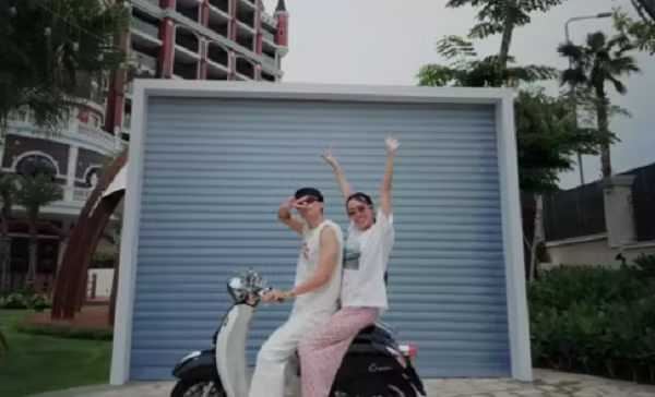 Vat dac biet cua Dieu Nhi bi khach moi lang quen trong dam cuoi-Hinh-2