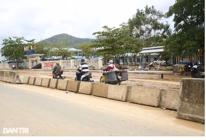Dong nuoc khung khiep xo do tuong, cuon troi o to o Da Nang