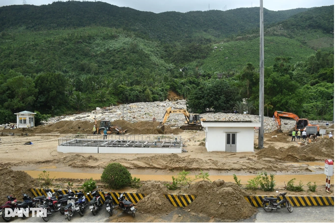 Lũ quét trong đêm 14/10 cuốn theo đất, đá vùi lấp cửa phía nam đường hầm số 1 của hầm Hải Vân khiến giao thông ùn tắc.