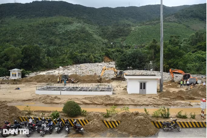 Lũ quét trong đêm 14/10 cuốn theo đất, đá vùi lấp cửa phía nam đường hầm số 1 của hầm Hải Vân khiến giao thông ùn tắc.