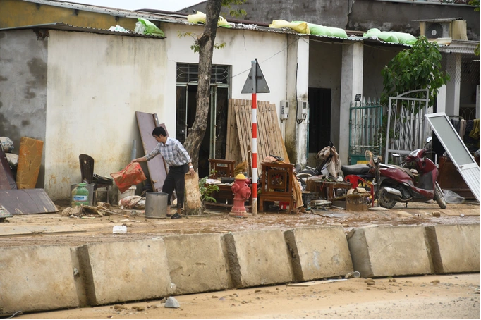 Nhiều căn nhà bị giật bung cửa, tài sản hư hỏng nặng (Ảnh: Quốc Triều).