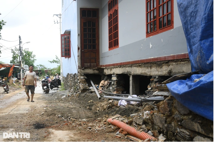 Nước chảy mạnh làm xói lở nặng phần móng bê tông của một căn nhà trên đường Hoàng Văn Thái (quận Liên Chiểu). Nước khoét sâu vào móng nhà khoảng 2m khiến gia đình này phải di dời chỗ ở để đảm bảo an toàn (Ảnh: Quốc Triều).