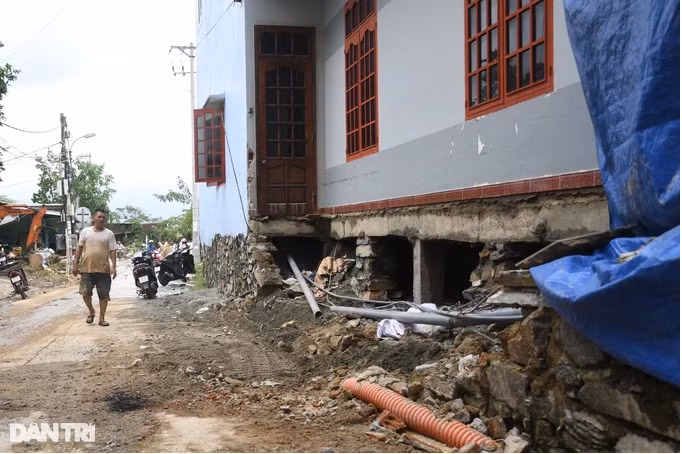 Nước chảy mạnh làm xói lở nặng phần móng bê tông của một căn nhà trên đường Hoàng Văn Thái (quận Liên Chiểu). Nước khoét sâu vào móng nhà khoảng 2m khiến gia đình này phải di dời chỗ ở để đảm bảo an toàn (Ảnh: Quốc Triều).