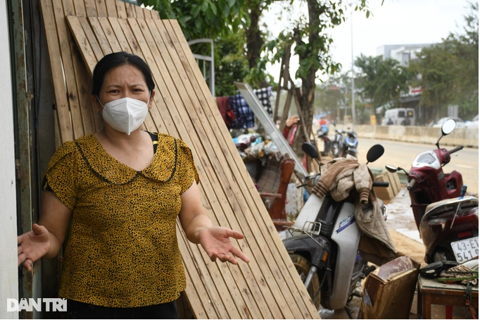 Chị Đỗ Thị Liên (44 tuổi, phường Hòa Khánh Nam, quận Liên Chiểu) vẫn chưa hết hoảng sợ khi nhớ lại sức mạnh của dòng nước trong đêm qua. "Lúc đó khoảng 20h, nước chảy xiết, lật cả dải phân cách bê tông rồi ùa vào nhà. Chỉ trong tích tắc mà nước ngập hơn 1m. Chúng tôi đành bỏ nhà, bỏ tài sản, tựa vào nhau di chuyển đến vị trí cao hơn", chị Liên nhớ lại (Ảnh: Quốc Triều).