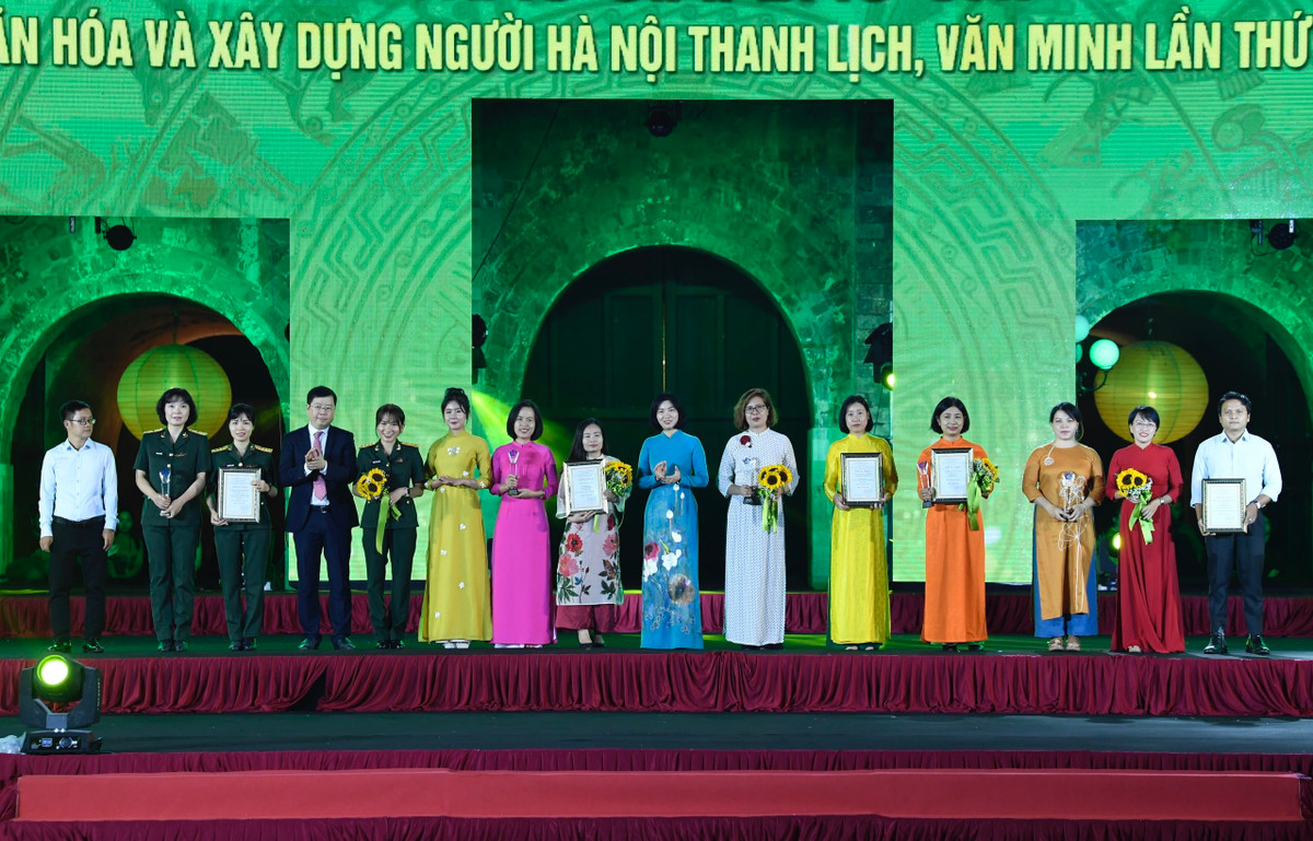 Trao giai bao chi phat trien van hoa, xay dung nguoi Ha Noi thanh lich-Hinh-2