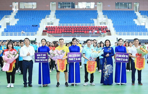 Tung bung Hoi khoe cong chuc cac co quan Dang Thanh uy