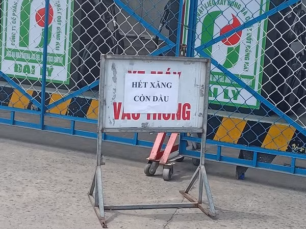 Ngay 6/10: TP.HCM co 7 cua hang het xang