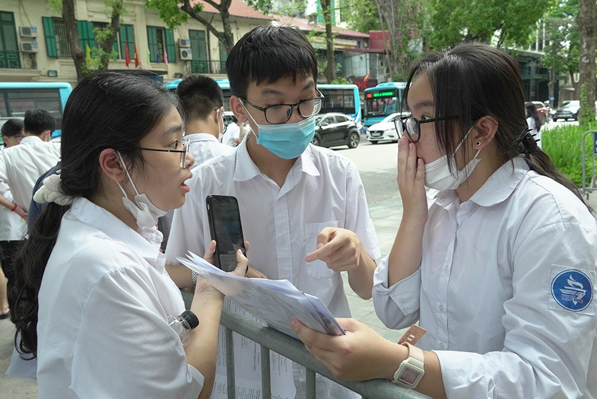 Cùng nhau rà lại bài thi với nhiều cảm xúc.