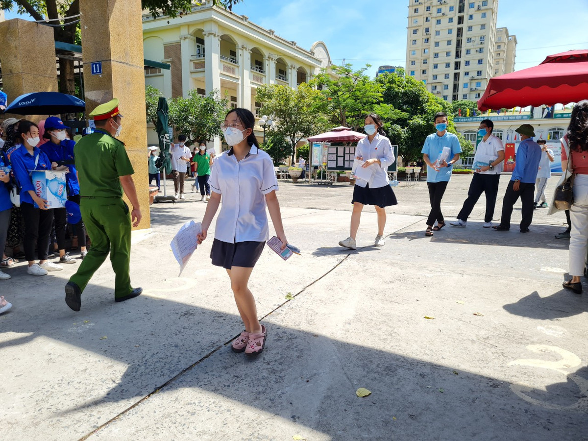 Ngay cả đối với một số thí sinh thi khối chuyên Tự nhiên, trong đó có chuyên Toán cũng chia sẻ đã không làm được câu phân loại. Một số thí sinh tại điểm thi Trường THCS Nam Trung Yên chia sẻ, với đề thi này, để đạt được điểm 7 thì dễ, nhưng điểm giỏi, đặc biệt là điểm 9-10 sẽ khó khăn.