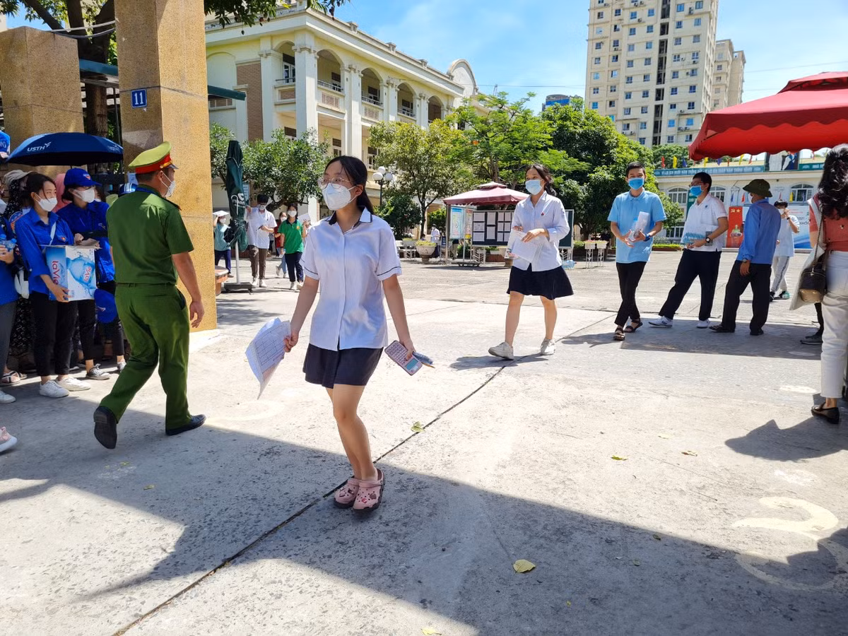 Ngay cả đối với một số thí sinh thi khối chuyên Tự nhiên, trong đó có chuyên Toán cũng chia sẻ đã không làm được câu phân loại. Một số thí sinh tại điểm thi Trường THCS Nam Trung Yên chia sẻ, với đề thi này, để đạt được điểm 7 thì dễ, nhưng điểm giỏi, đặc biệt là điểm 9-10 sẽ khó khăn.