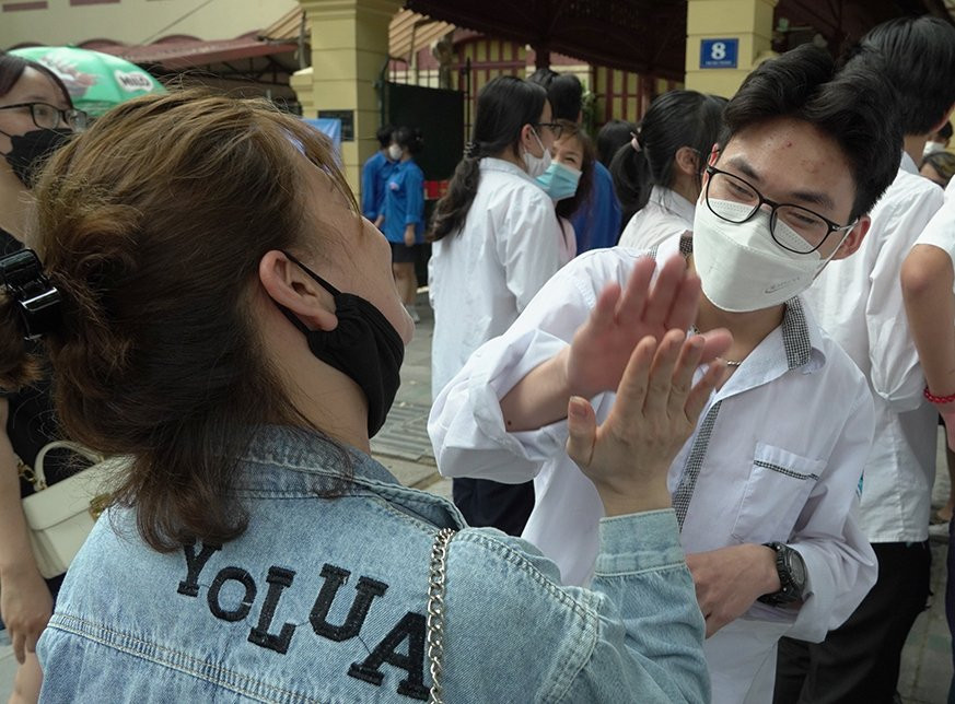 Đập tay cùng mẹ, thế là vượt qua thêm một môn tốt đẹp. Nhưng "dễ lại dễ chung", cho nên vui vẫn đi cùng với lo âu.