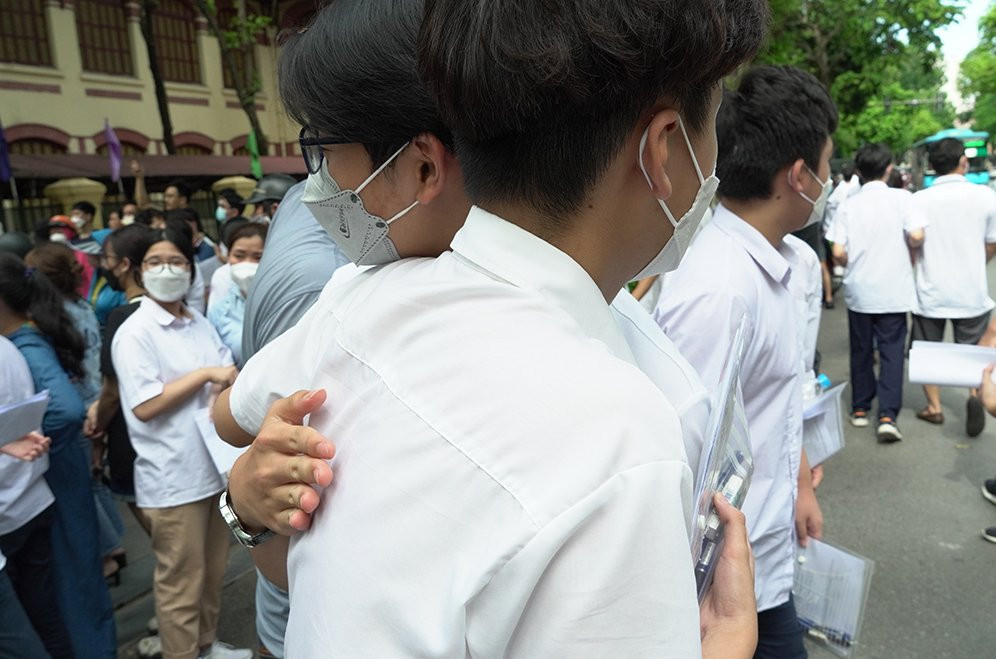 Cái ôm của phụ huynh mừng con đã hoàn thành xong môn tiếng Anh khá tốt tại điểm thi Trường THPT Trần Phú.