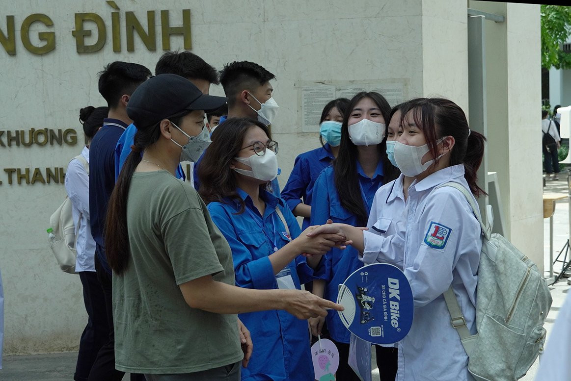 Đội tình nguyện viên cũng luôn túc trực, kịp thời động viên thí sinh ngay sau buổi thi.