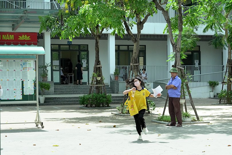 Sáng hôm qua (18/6), các thí sinh đã làm bài thi môn Văn vào lớp 10 THPT. Tại điểm thi Trường THPT Khương Đình, một thí sinh đã chạy ào ra phấn khởi cho biết đã làm bài rất tốt.