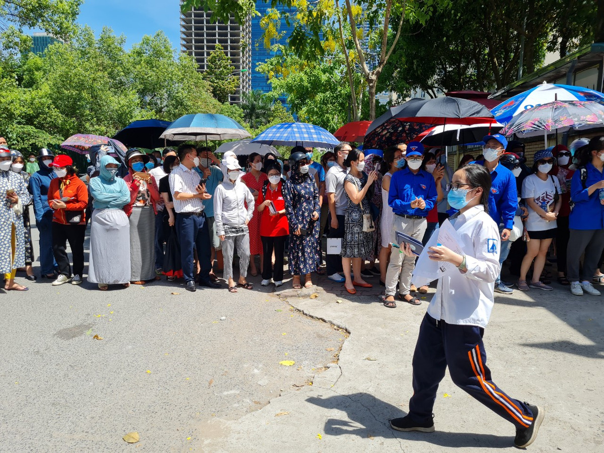 Theo số liệu của Sở GĐ&amp;DT Hà Nội, so sánh số nguyện vọng 1 với chỉ tiêu toàn thành phố, tỉ lệ trúng tuyển trường THPT công lập là 64,7%. Đây là năm có tỉ lệ "chọi" được đánh giá là cao nhất trong nhiều năm qua.