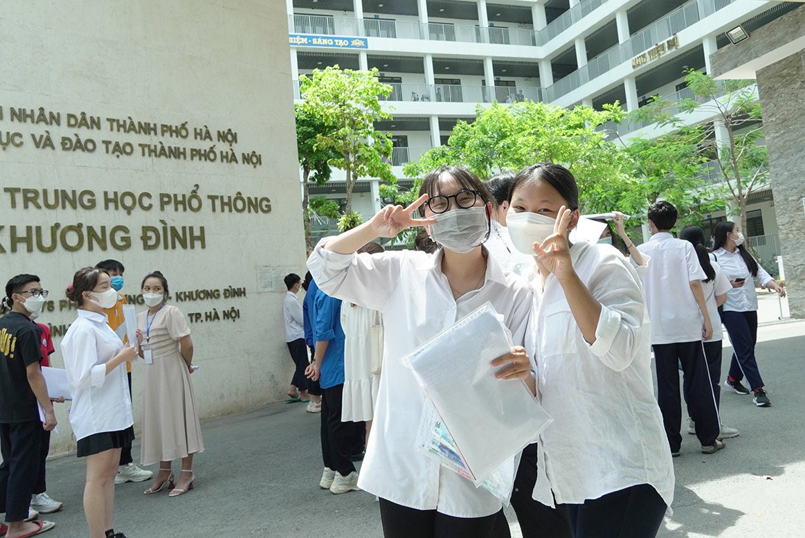 Nhiều thí sinh bày tỏ niềm vui sau buổi thi, và cho biết đã làm bài rất tốt.