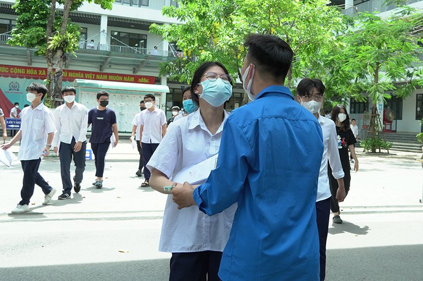 Những sự động viên của cha mẹ, người thân giúp các em vơi bớt nhiều áp lực trong một kỳ thi căng thẳng. Thi xong rồi, dù kết quả thế nào cũng sẽ vẫn vui, con nhé! Vì cuộc sống luôn có nhiều con đường để đi đến thành công, miễn không từ bỏ ước mơ và có ý chí để đi đến cùng đam mê.