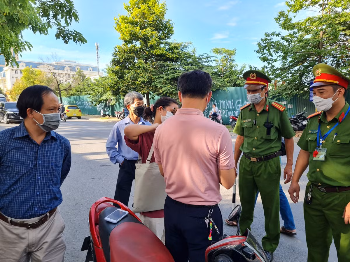 Một thí sinh quên giấy báo dự thi, tâm trạng đầy lo lắng, định lên xe cùng với bố quay về lấy. "vì cháu mới biết chỗ để", nhưng đã được lực lượng chức năng hỗ trợ nhiệt tình. Sau đó, em đã được đưa vào trường, chỉ mình bố em về lấy giấy báo thi.