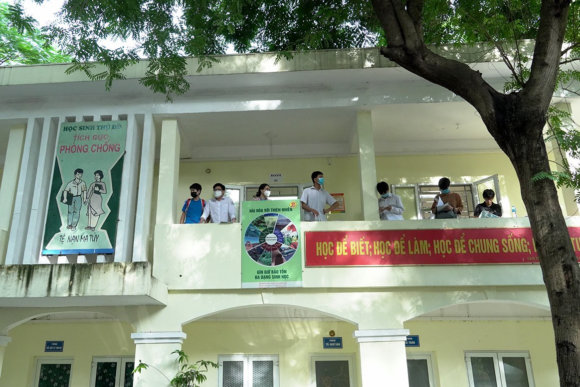 Đặc biệt, năm nay, do ảnh hưởng của dịch COVID-19, lứa thí sinh "lợn vàng" này của Hà Nội đã phải học online kéo dài tới gần hết năm học, kỳ thi vì thế cũng có thêm nhiều lo lắng.