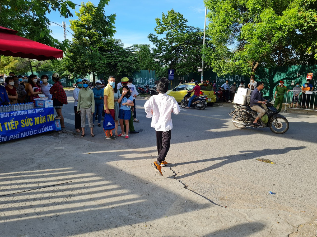 "Bố ơi, chờ con đã, con đưa điện thoại, con không được mang vào phòng thi"... Dù đã được dặn dò kỹ quy chế thi về những vật dụng không được mang vào phòng thi, như điện thoại, ba lô... nhưng nhiều thí sinh vẫn quên.