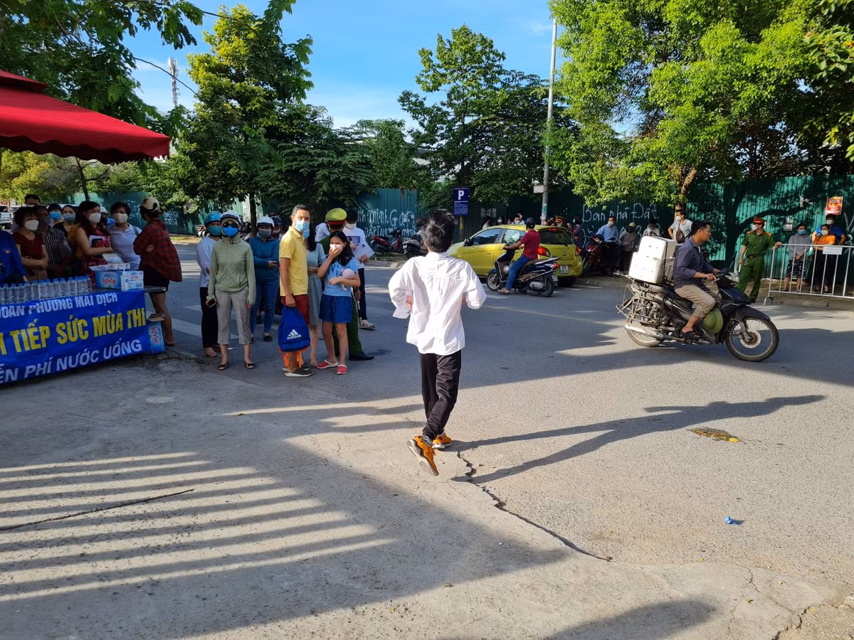 "Bố ơi, chờ con đã, con đưa điện thoại, con không được mang vào phòng thi"... Dù đã được dặn dò kỹ quy chế thi về những vật dụng không được mang vào phòng thi, như điện thoại, ba lô... nhưng nhiều thí sinh vẫn quên.