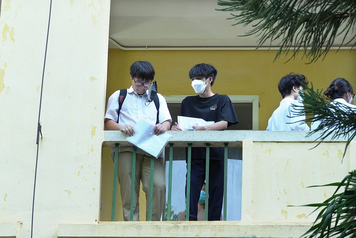 Tại điểm thi Trường THPT Quang Trung, các thí sinh cùng nhau trò chuyện, kiểm tra lại đồ dùng mang vào phòng thi.