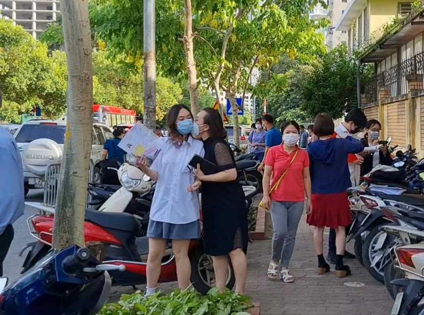 Cái hôn động viên. Con thi tốt nhé, kết quả thế nào cũng vẫn vui con ạ, vì đã cố gắng hết mình.