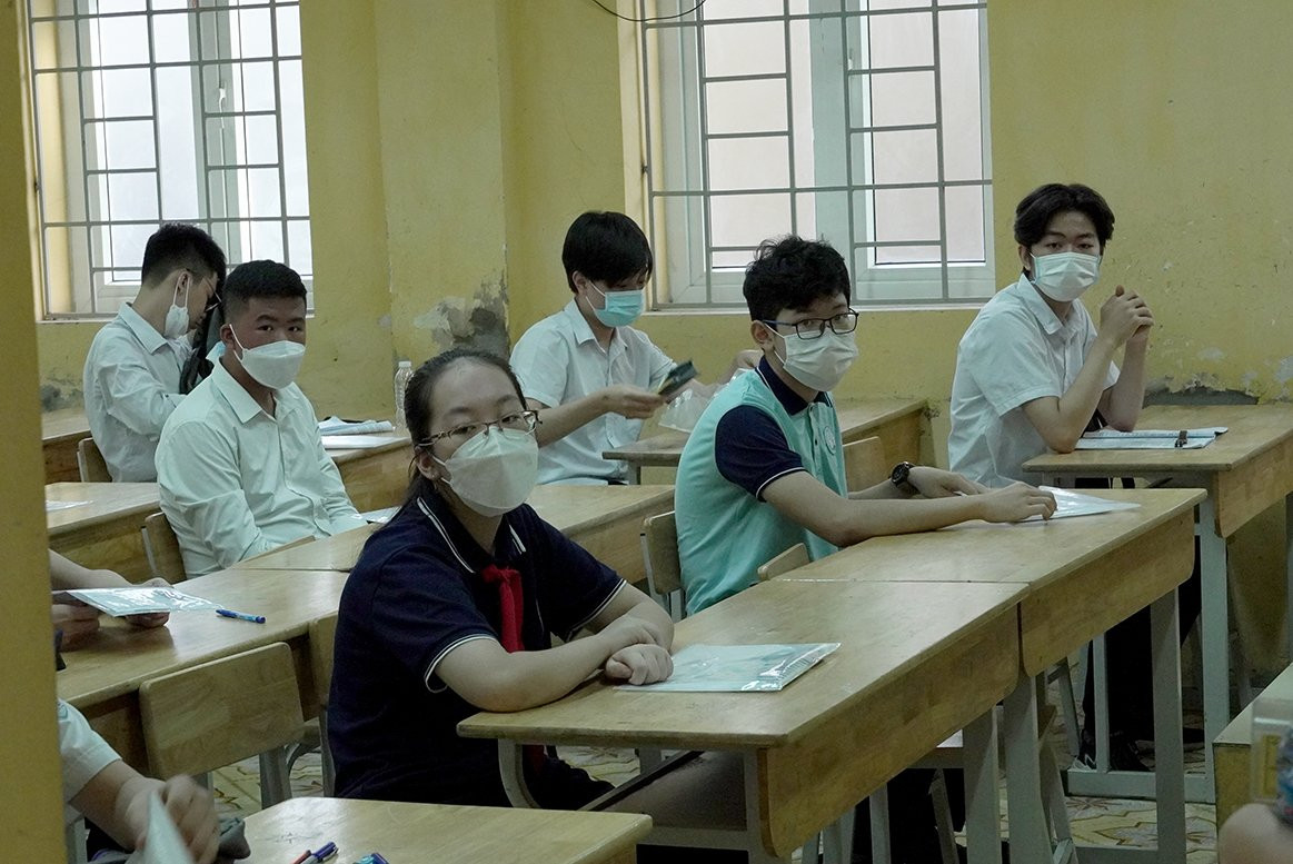 Một phụ huynh chia sẻ, khi vào phòng thi, con chị đã bị chảy máu cam, mãi mới cầm được, có thể do thời tiết quá nắng nóng và con quá áp lực.