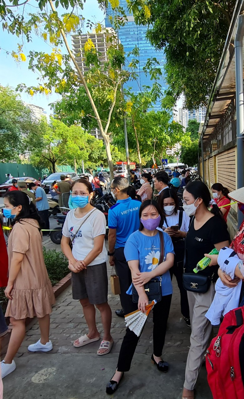 Phụ huynh vẫn đứng chờ dưới trời nắng nóng, cho đến khi tiếng trống báo giờ thi, không có sự cố gì từ con báo ra mới tản đi. Tình yêu của cha mẹ dành cho con là vô bờ bến, hẳn các thí sinh sẽ xúc động khi thấy những hình ảnh này của các bậc sinh thành.