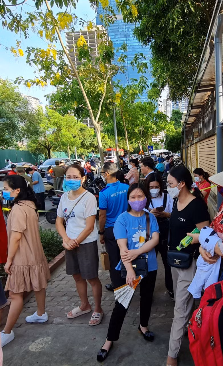 Phụ huynh vẫn đứng chờ dưới trời nắng nóng, cho đến khi tiếng trống báo giờ thi, không có sự cố gì từ con báo ra mới tản đi. Tình yêu của cha mẹ dành cho con là vô bờ bến, hẳn các thí sinh sẽ xúc động khi thấy những hình ảnh này của các bậc sinh thành.