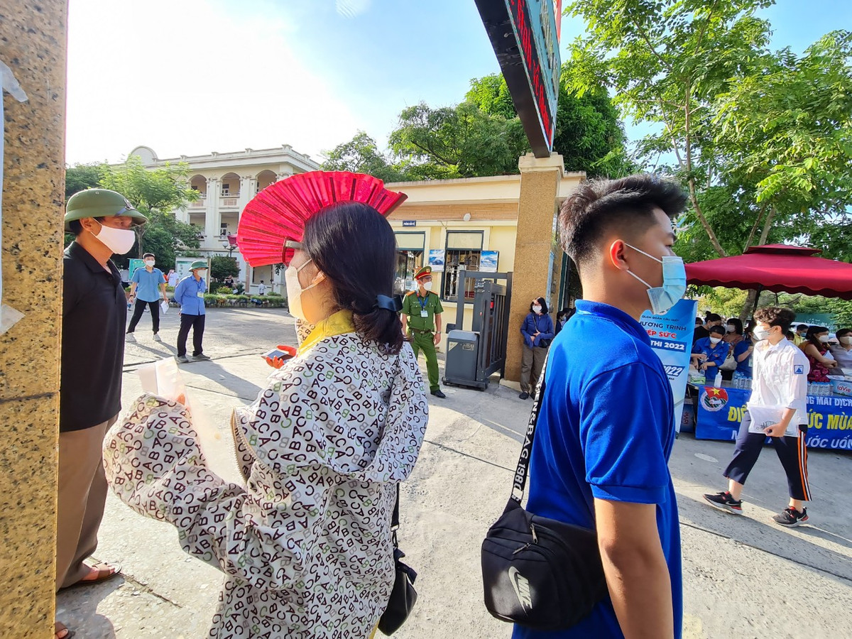 Con vào trường, mẹ vẫn dõi theo con mãi, chưa yên tâm.