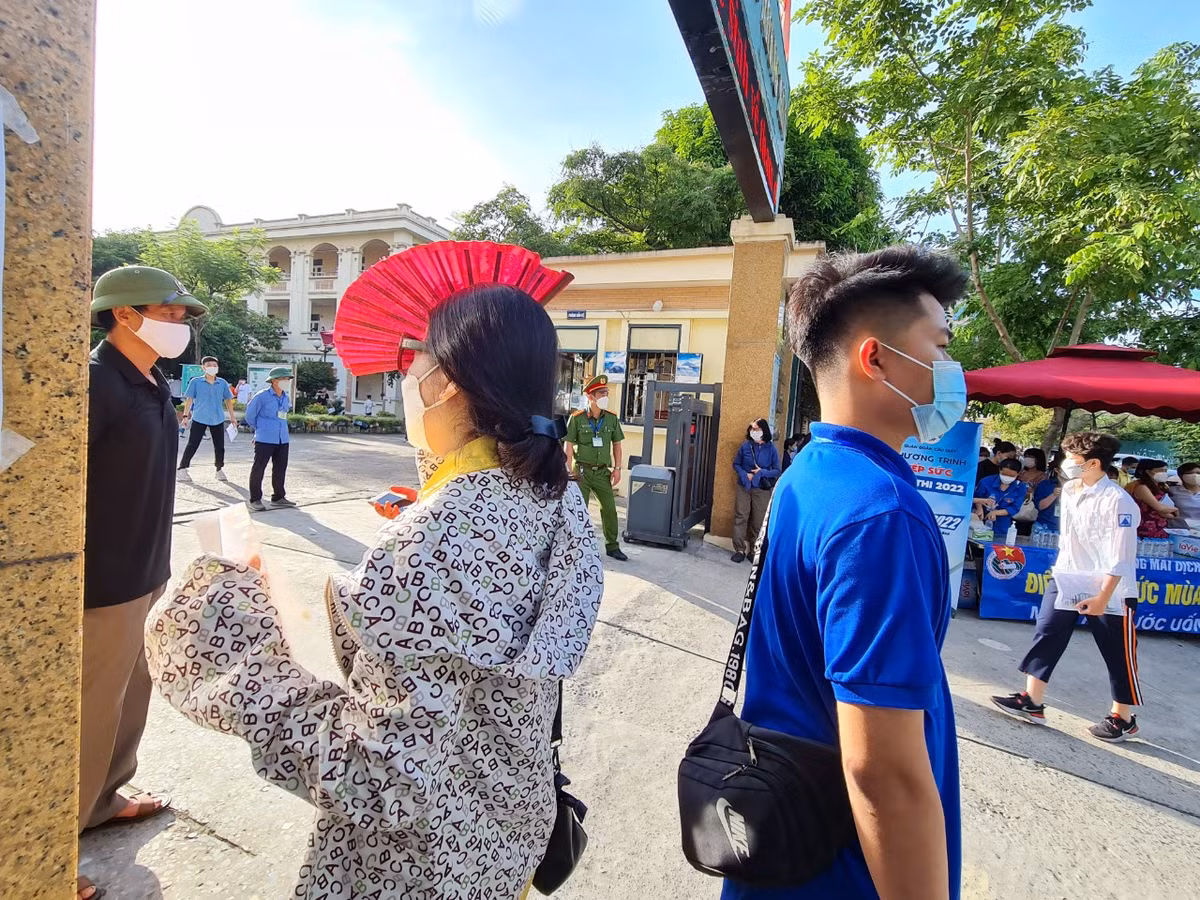 Con vào trường, mẹ vẫn dõi theo con mãi, chưa yên tâm.