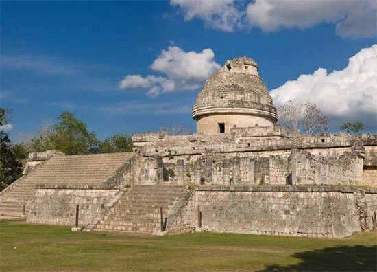12. Chichen Itza là một địa điểm khảo cổ thời tiền Colombo, do nền văn minh Maya xây dựng, nằm ở trung tâm phía bắc Bán đảo Yucatan, Mexico. Công trình này được xây dựng bởi một bộ tộc của người Maya là Itzáes trong thế kỷ thứ 9 và phát triển thành một thủ đô trong khu vực chính cho đến thế kỷ thứ 12. Tuy nhiên, nguồn gốc thực sự của người Itza cho đến nay vẫn còn bí ẩn với các nhà khoa học.