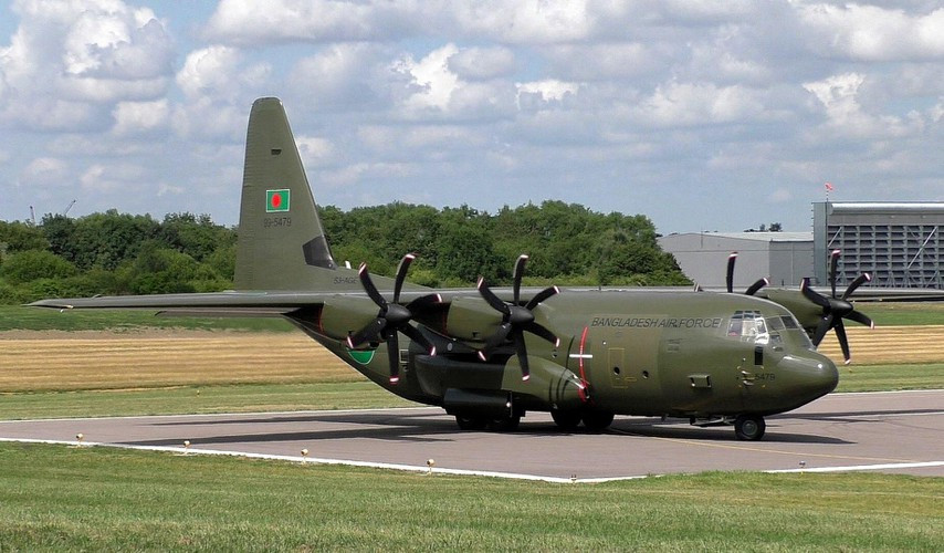 Lockheed Martin C-130 Hercules là loại máy bay vận tải chiến thuật hạng trung hoạt động trong không quân Mỹ và lực lượng vũ trang nhiều quốc gia khác trên thế giới.