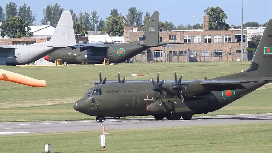 C-130J Super Hercules được trang bị 4 động cơ cánh quạt Rolls-Royce AE 2100D3 công suất 3.458 kW (4.637 mã lực) mỗi chiếc cho tốc độ tối đa 671 km/h, tầm hoạt động 5.250 km, trần bay 12.300 m.