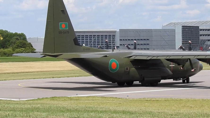 Thông số kỹ thuật cơ bản của C-130J Super Hercules bao gồm: Kíp lái 3 người; chiều dài 29,8 m; sải cánh 40,4 m; chiều cao 11,8 m; trọng lượng rỗng 34.274 kg, trọng lượng cất cánh tối đa 70.305 kg; tải trọng lớn nhất 20.000 kg hoặc 92 lính dù.