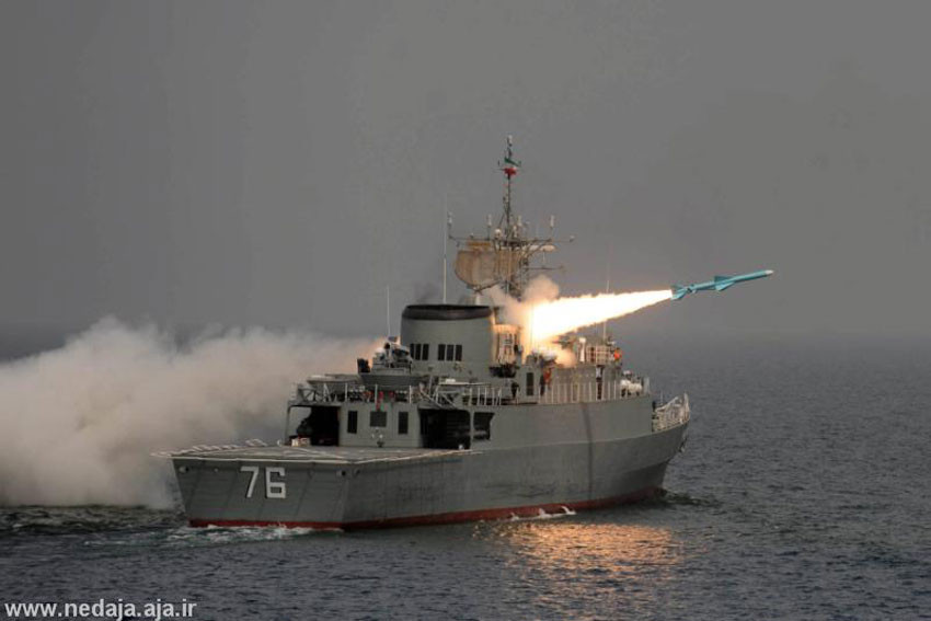 Về vũ khí, tàu Jamaran được trang bị một hải pháo 76mm Fajr-27, do Iran chế tạo (được mô phỏng theo pháo OTO Melara 76mm của Italia). Pháo có cấu trúc nhỏ gọn và có thiết kế tàng hình nhất định, tốc độ bắn 120 viên/ phút, có thể tiêu diệt các mục tiêu cả mặt nước và trên không.