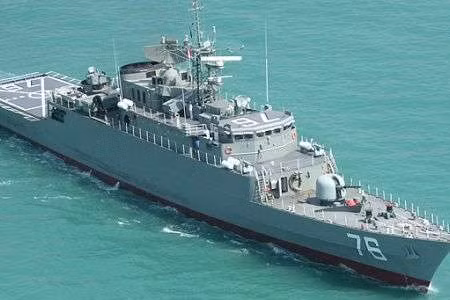 Nhóm tác chiến tàu sân bay của Mỹ được trang bị máy bay cảnh báo sớm trên không E-2 Hawkeye, có thể phát hiện các mục tiêu trên mặt biển trong phạm vi bán kính 300 km, phát hiện mục tiêu trên không như máy bay F-14 từ cự ly 1.500 km. Với khả năng phát hiện của E-2, khó có cơ hội cho tàu Jamalan tiến vào khu vực sát thương để phóng tên lửa chống hạm C-802.