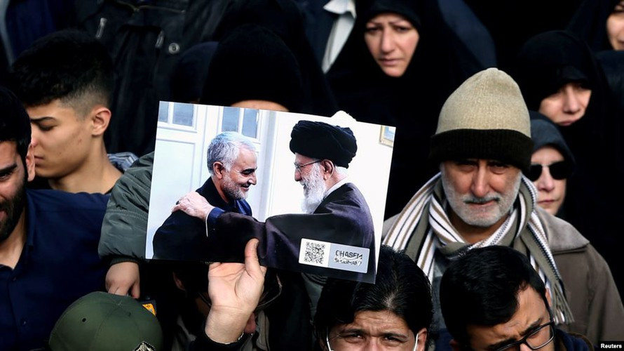 Mặt khác mệnh lệnh trả thù cho tướng Soleimani đã được nói ra từ miệng Lãnh tụ tối cao Ali Khamenei thì càng không thể rút lại, hay nói cho qua chuyện.