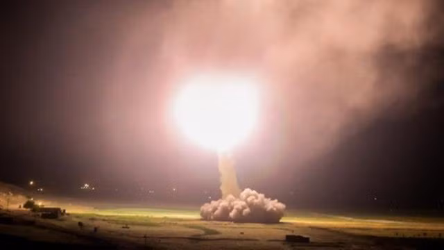 Ban đầu, Conqueror-110 dùng bệ phóng cố định của tên lửa phòng không S-75. Nhưng do cồng kềnh, khó cơ động, sau đó Iran đã phát triển bệ phóng di động mới, nâng cao sức cơ động và cải thiện khả năng sống sót trên chiến trường. Hiện tại tên lửa Conqueror-110 có số lượng nhiều nhất trong kho tên lửa của Iran; lý do là trước kia Iran đã nhập khẩu với số lượng lớn tên lửa thành phẩm từ Trung Quốc và cả công nghệ để sản xuất loại tên lửa này.