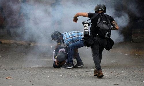 Một phóng viên bị thương trong lúc đưa tin về tình hình căng thẳng đang diễn ra tại thủ đô Venezuela ngày 1/5.