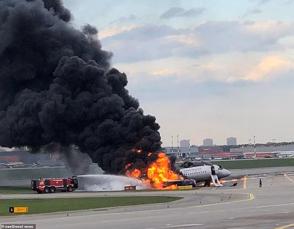 Kinh hoang hien truong may bay cho khach Nga boc chay nhu ngon duoc-Hinh-4