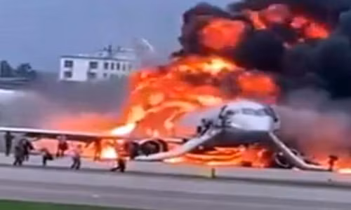 Kinh hoang hien truong may bay cho khach Nga boc chay nhu ngon duoc