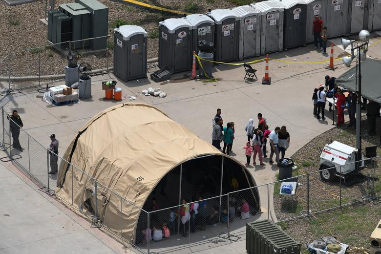 Những bức ảnh được chụp từ trực thăng cho thấy cảnh chật chội và điều kiện sống thiếu thốn trong khu trại này.